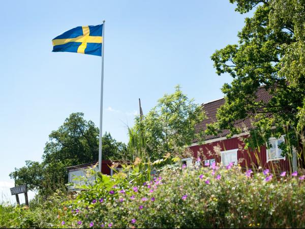 Schwedisches Haus mit Flagge